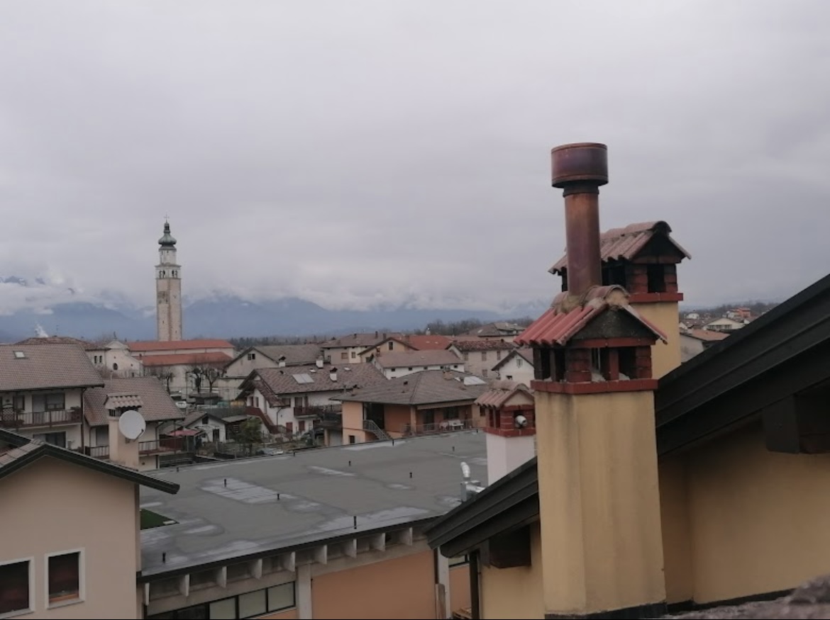 Comignoli tradizionali sui tetti del bellunese