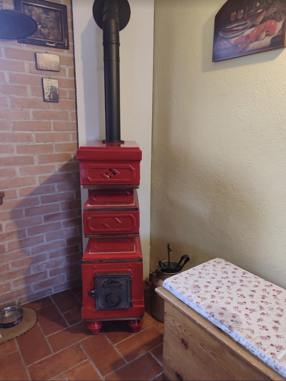 Stufa a legna d'epoca con canna fumaria a parete