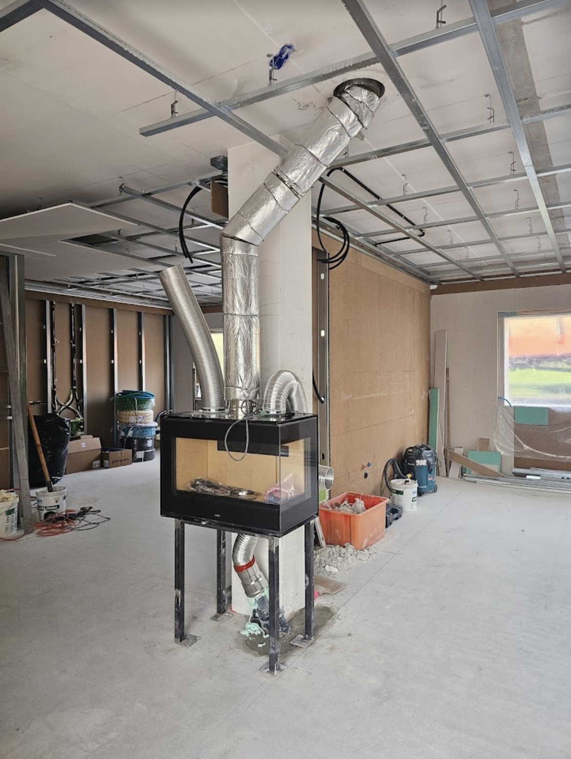 Installazione canna fumaria su caminetto a vista in cantiere